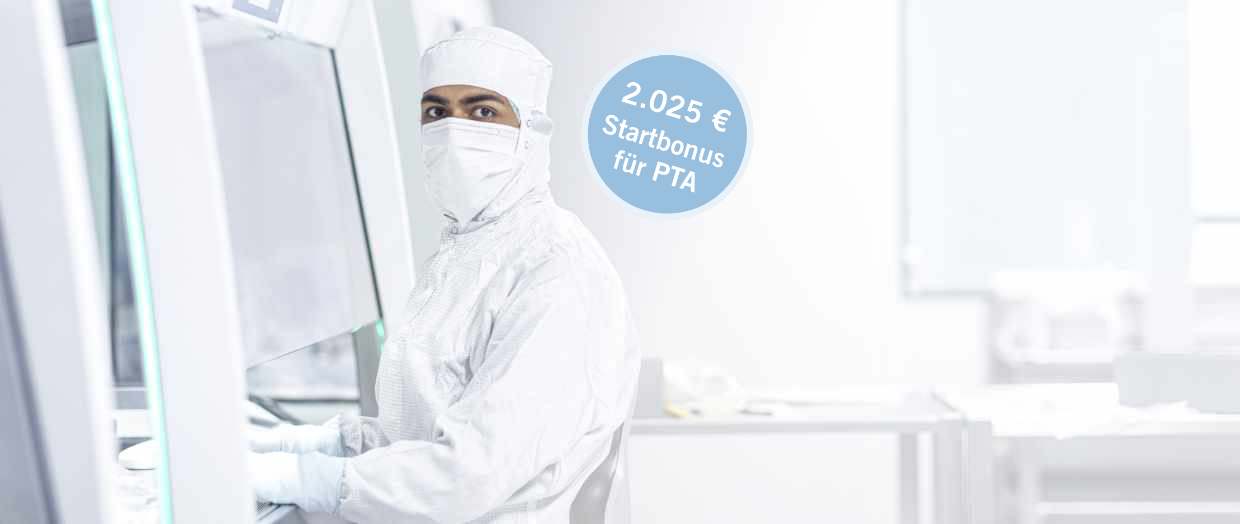 Mitarbeiterinnen und Mitarbeiter bei pharmazeutischer Herstellungen im Reinraumlabor